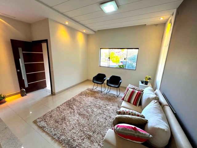 Casa com 309m² 3 quartos e 4 banheiros, à venda, no bairro Operária em Londrina