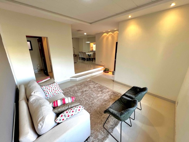 Casa com 309m² 3 quartos e 4 banheiros, à venda, no bairro Operária em Londrina