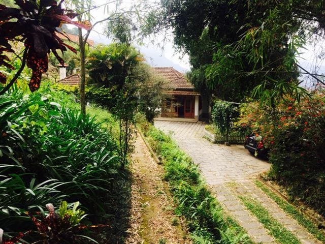 Casa com 93000m² 3 quartos e 1 banheiro, à venda, no bairro Mosela em Petrópolis