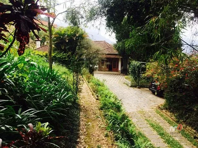 Casa com 93000m² 3 quartos e 1 banheiro, à venda, no bairro Mosela em Petrópolis