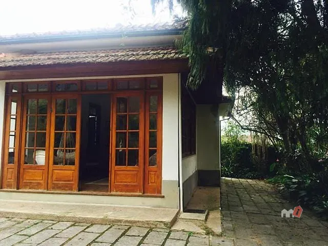 Casa com 93000m² 3 quartos e 1 banheiro, à venda, no bairro Mosela em Petrópolis
