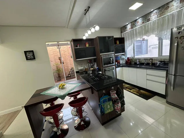 Casa 2 quartos e 3 banheiros, à venda, no bairro Vila Helena em Jundiaí