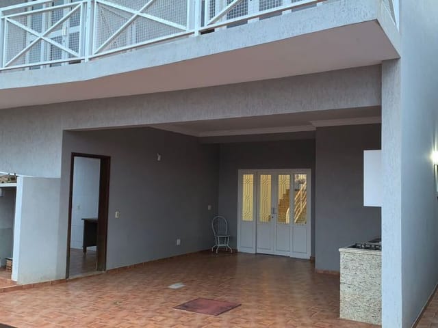 Casa com 312m² 3 quartos e 4 banheiros, à venda ou para alugar, no bairro Jardim Santo Antônio em Cambé