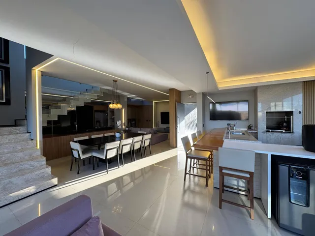 Casa com 10m² 4 quartos e 5 banheiros, à venda, no bairro Esperança em Londrina