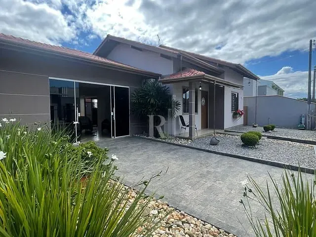 Casa com 360m² 2 quartos e 2 banheiros, para alugar, no bairro Centro em Tijucas