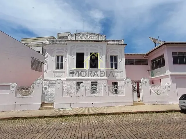 Casa com 754m² 6 quartos e 4 banheiros, à venda, no bairro Centro em Guaxupé