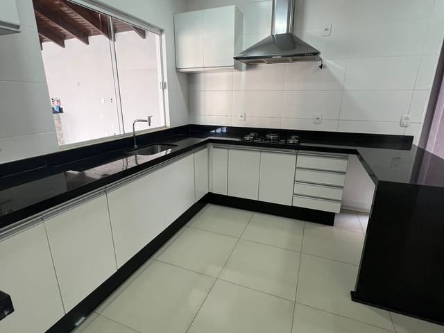 Foto do Casa - Flores do Cerrado: Casa para Locação, 416m², 4 suítes, semimobiliada -  Ribeirão do Lipa, Cuiabá, MT | Verticali Imóveis