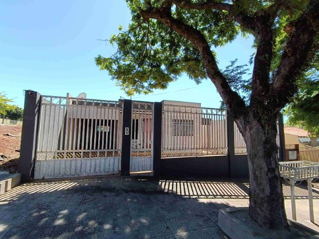 Casa com 360m² 4 quartos e 2 banheiros, à venda, no bairro Jardim Menegazzo em Apucarana