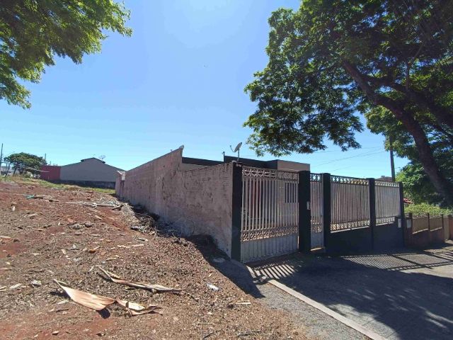 Casa com 360m² 4 quartos e 2 banheiros, à venda, no bairro Jardim Menegazzo em Apucarana