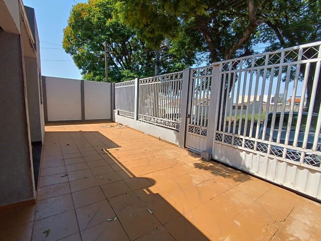 Casa com 360m² 4 quartos e 2 banheiros, à venda, no bairro Jardim Menegazzo em Apucarana