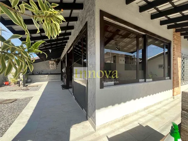 Casa com 300m² 3 quartos e 5 banheiros, à venda, no bairro Indaiá em Caraguatatuba