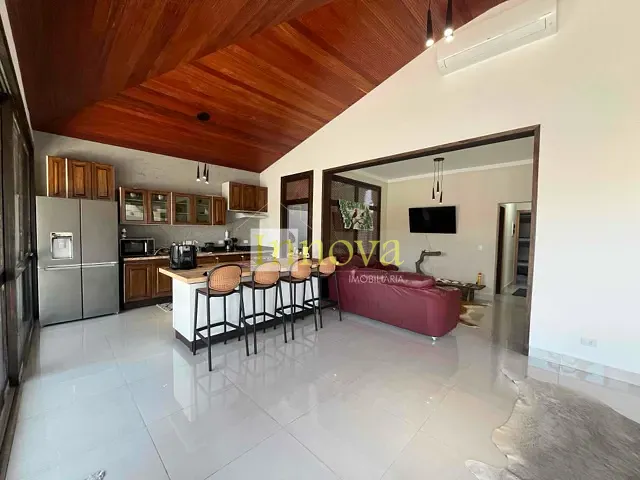 Casa com 300m² 3 quartos e 5 banheiros, à venda, no bairro Indaiá em Caraguatatuba