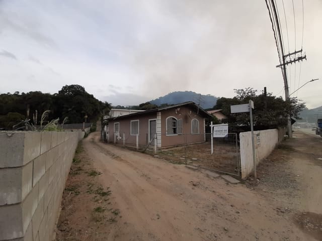 Casa com 406m² 3 quartos e 1 banheiro, à venda, no bairro Alto Aririú em Palhoça