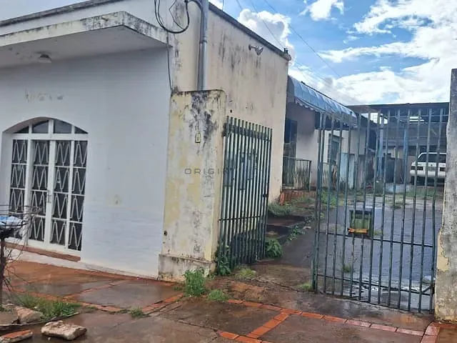 Casa com 750m² 3 quartos e 1 banheiro, à venda, no bairro Monte Castelo em Campo Grande