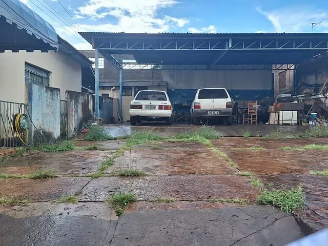 Casa com 750m² 3 quartos e 1 banheiro, à venda, no bairro Monte Castelo em Campo Grande