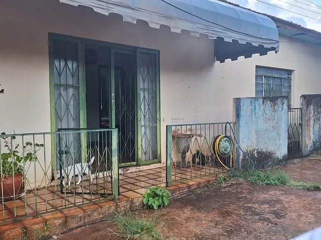 Casa com 750m² 3 quartos e 1 banheiro, à venda, no bairro Monte Castelo em Campo Grande