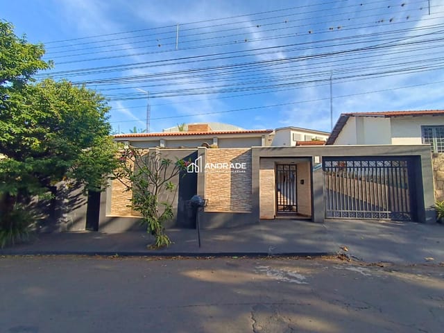 Casa com 408m² 4 quartos e 4 banheiros, à venda, no bairro Centro em Apucarana