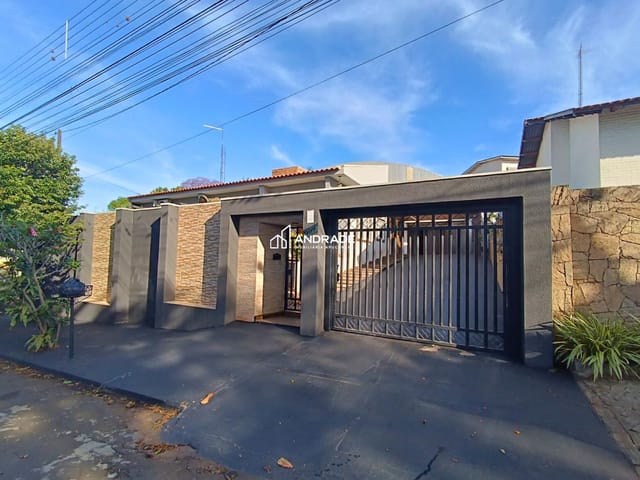 Casa com 408m² 4 quartos e 4 banheiros, à venda, no bairro Centro em Apucarana