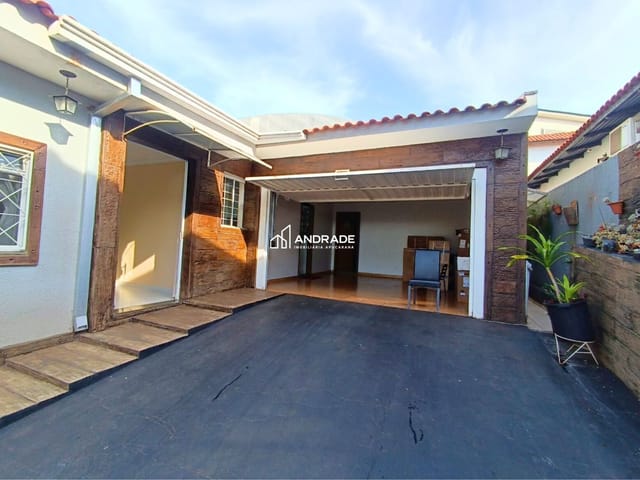 Casa com 408m² 4 quartos e 4 banheiros, à venda, no bairro Centro em Apucarana