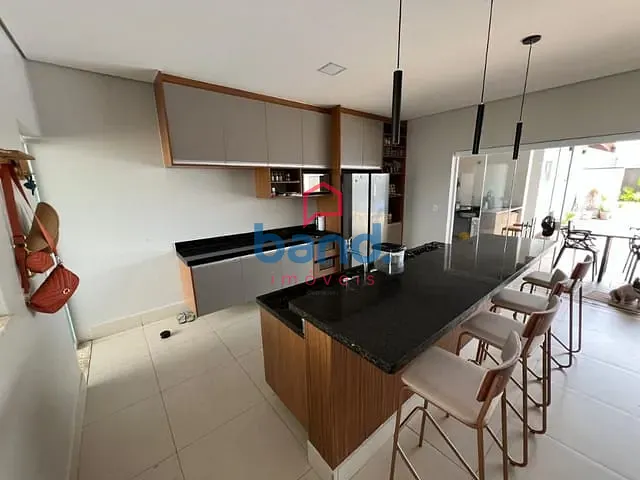 Casa com 250m² 3 quartos e 3 banheiros, à venda ou para alugar, no bairro Condominio Portal Vale do Sol em Porto Feliz