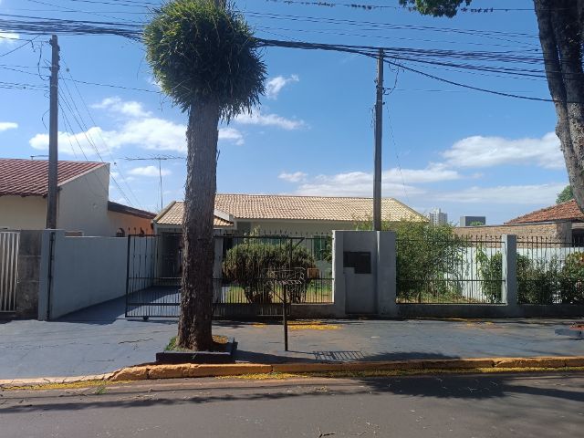 Casa com 280m² 3 quartos e 1 banheiro, à venda, no bairro Centro em Apucarana