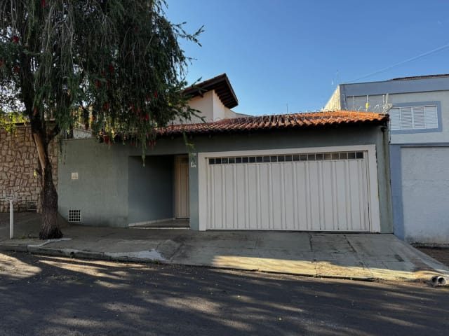 Casa à venda com 3 quartos, 168m² - Foto 1