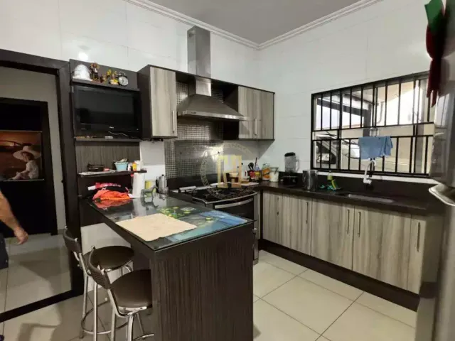 Casa 4 quartos e 3 banheiros, à venda, no bairro Jardim das Orquídeas em Nova Mutum