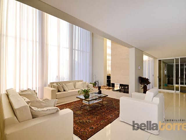 Casa com 668m² 4 quartos e 7 banheiros, à venda, no bairro Butiatuvinha em Curitiba