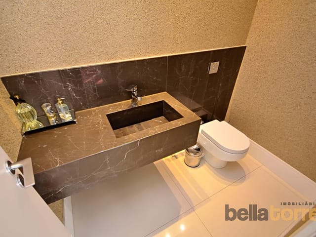 Casa com 668m² 4 quartos e 7 banheiros, à venda, no bairro Butiatuvinha em Curitiba
