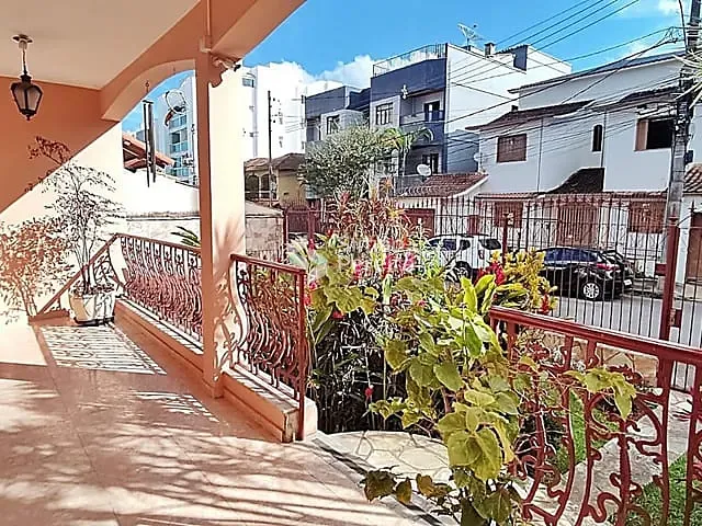 Casa com 506m² 5 quartos e 5 banheiros, à venda, no bairro Jardim Laranjeiras em Juiz de Fora