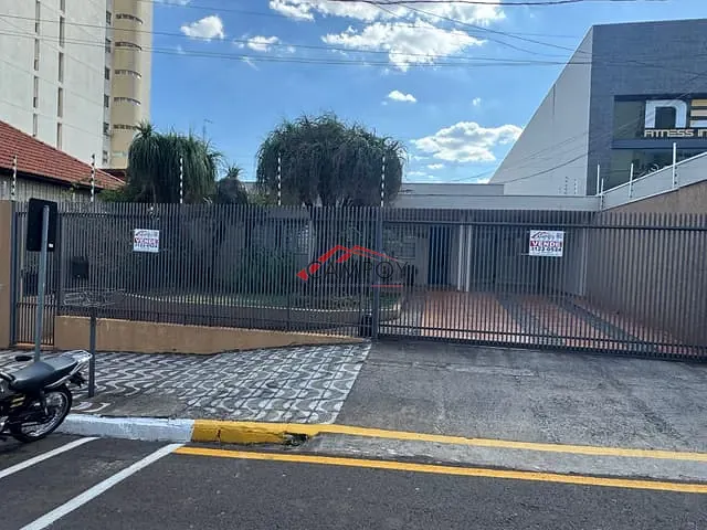 Casa com 675m², à venda, no bairro Centro em Apucarana
