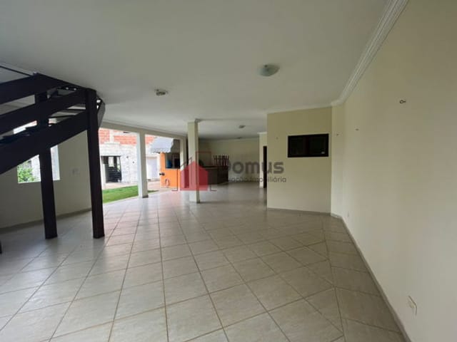 Casa à venda ou para alugar, no bairro Condomínio Colonial Village em Pindamonhangaba
