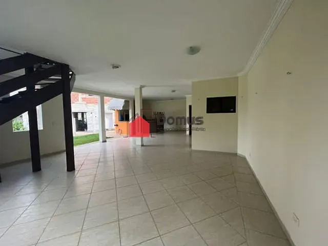 Casa à venda ou para alugar, no bairro Condomínio Colonial Village em Pindamonhangaba
