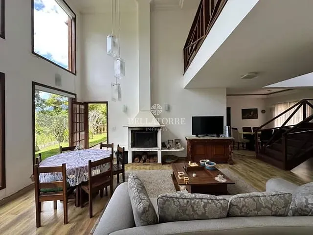 Casa com 750m² 4 quartos e 6 banheiros, à venda, no bairro Cascata do Imbuí em Teresópolis