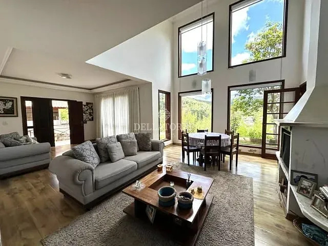 Casa com 750m² 4 quartos e 6 banheiros, à venda, no bairro Cascata do Imbuí em Teresópolis