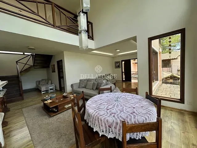 Casa com 750m² 4 quartos e 6 banheiros, à venda, no bairro Cascata do Imbuí em Teresópolis
