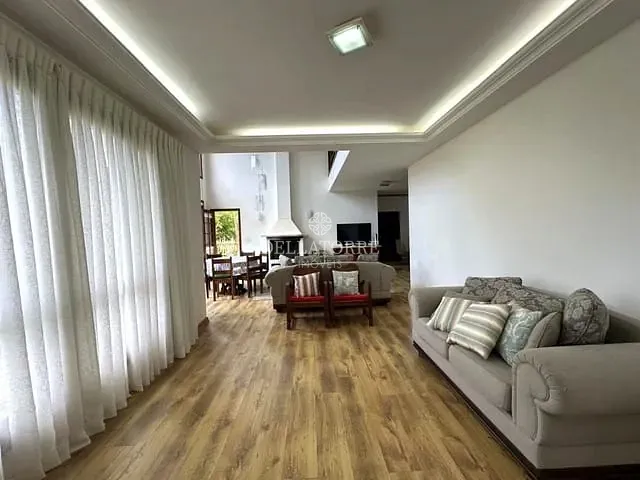 Casa com 750m² 4 quartos e 6 banheiros, à venda, no bairro Cascata do Imbuí em Teresópolis