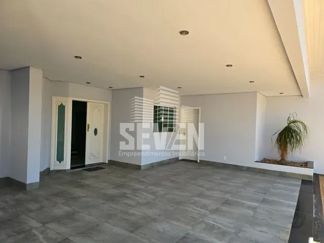 Casa com 515m² 4 quartos e 5 banheiros, à venda ou para alugar, no bairro Vila Serrão em Bauru
