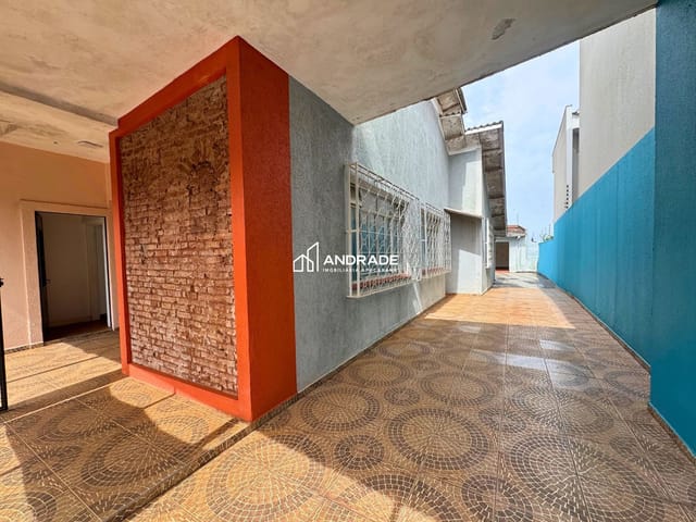 Casa à venda ou para alugar, no bairro Centro em Apucarana