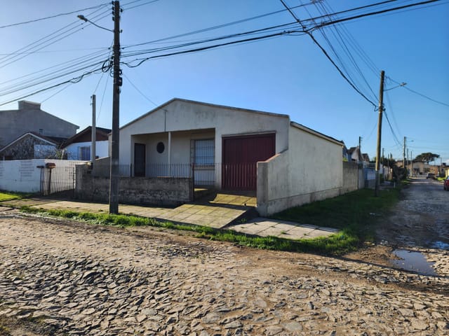Casa com 200m² 2 quartos e 1 banheiro, à venda, no bairro Fragata em Pelotas