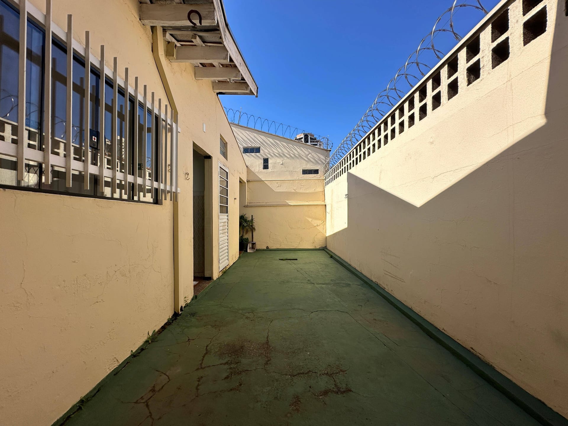 Casa à venda e aluguel com 1 quarto, 110m² - Foto 2