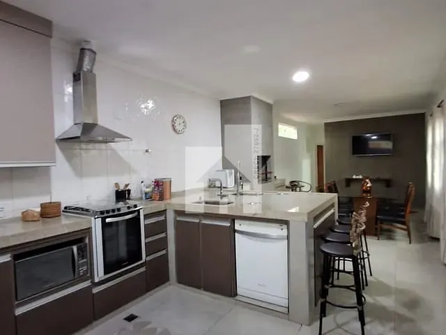 Casa com 250m² 3 quartos e 4 banheiros, à venda ou para alugar, no bairro Jardim Messina em Jundiaí