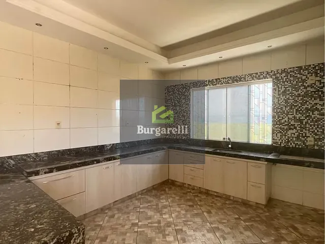 Casa 6 quartos e 3 banheiros, para alugar, no bairro Nova Lavras em Lavras