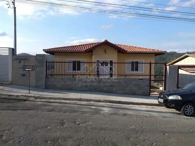 Casa com 436m² 3 quartos e 2 banheiros, à venda, no bairro Estância São José em Poços de Caldas