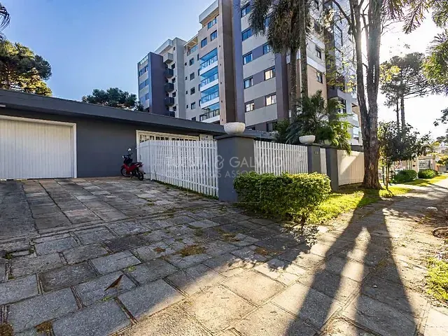 Casa com 600m² 4 quartos e 6 banheiros, à venda, no bairro Bacacheri em Curitiba