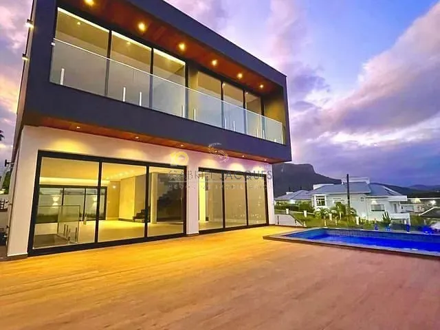 Casa com 360m² 3 quartos e 4 banheiros, à venda, no bairro Pedra Branca em Palhoça