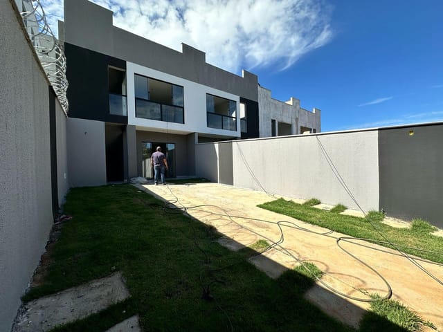 Casa 3 quartos e 2 banheiros, à venda, no bairro Parque Xangri-Lá em Contagem