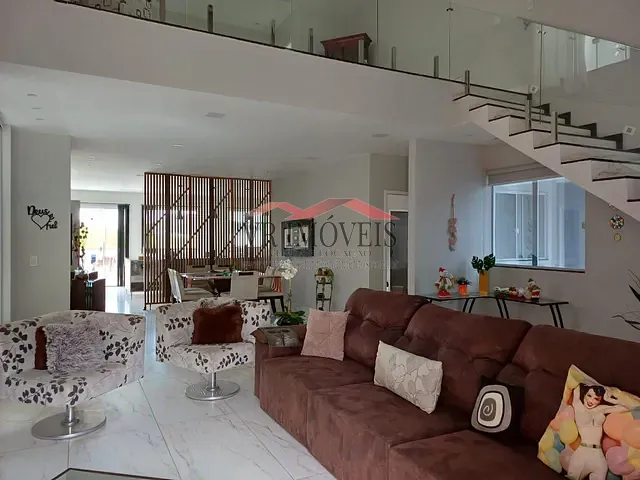Casa com 400m² 4 quartos e 5 banheiros, à venda, no bairro Jardim Amália em Volta Redonda