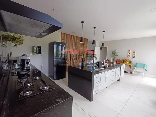 Casa com 400m² 4 quartos e 5 banheiros, à venda, no bairro Jardim Amália em Volta Redonda