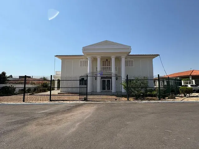 Casa com 2500m² 5 quartos e 7 banheiros, para alugar, no bairro Park Way em Brasília